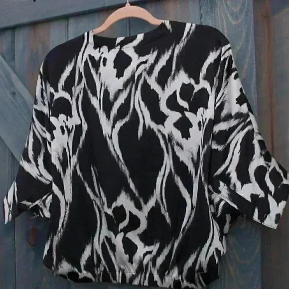 White House Black Market Blouse Kimono Sleeve Black and White Size XSP - Picture 5 of 6